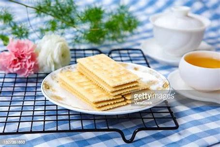 How to Clean Your Palate Before Drinking Tea with Pumpkin Seeds, Unsalted Crackers, Unsalted Pretzels, and Almonds Tea